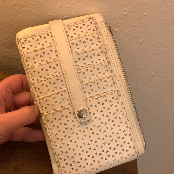 DISNEY WINNIE the POOH WHITE FAUX LEATHER PERFORATED CLUTCH WALLET - Picture 5 of 15